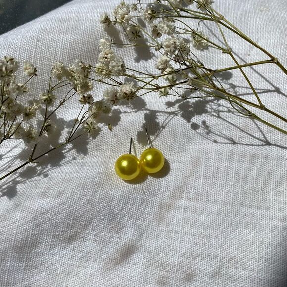 Beautiful faux pearl stud earrings ✨ Bumblebee yellow color - Picture 2 of 2